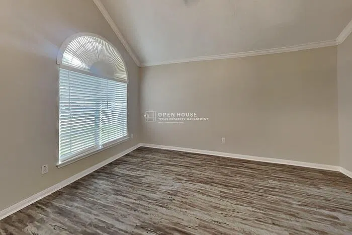 4 bed, 2.0 bath, 2290 sqft, $2,300 — Photo 3