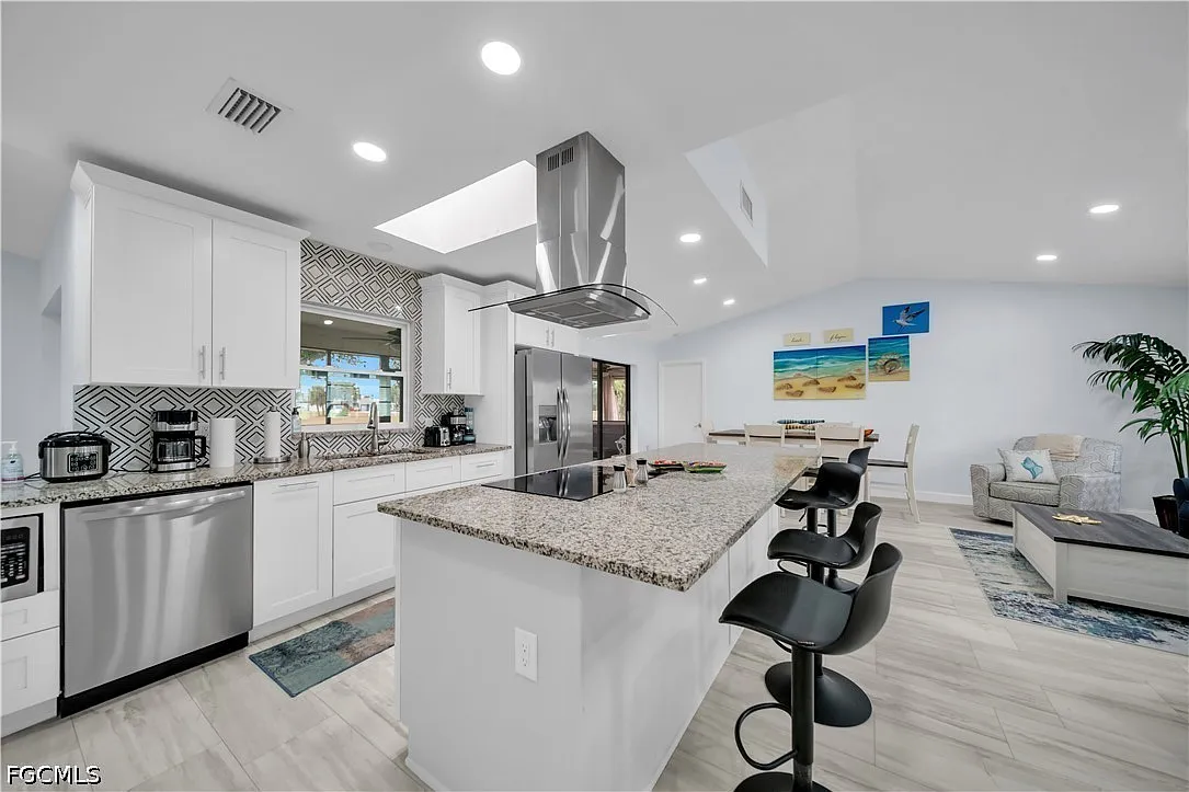 3 bed, 2.0 bath, 1898 sqft, $4,500 — Photo 3