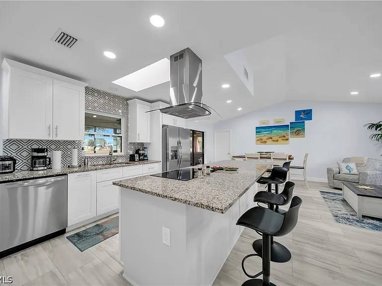 299 Rotonda Cir — Photo 3
