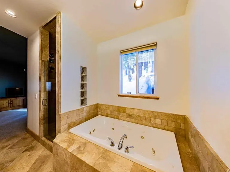 Jetted tub