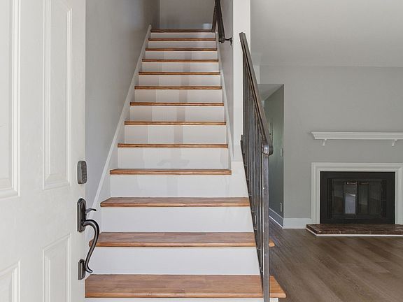 5th image of 731 Fox Ridge Dr