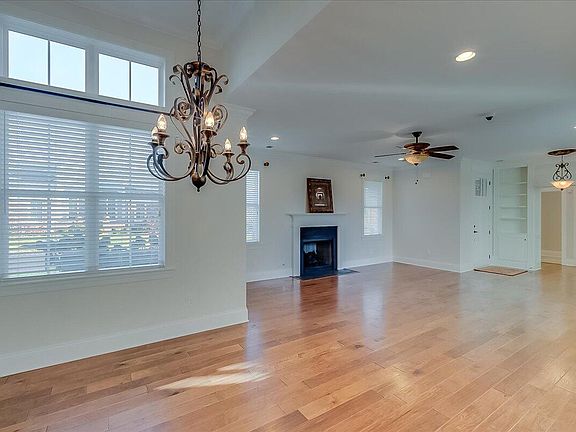 3rd image of 114 Petunia Ct