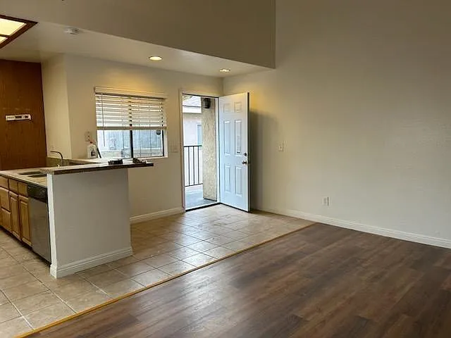 2 bed, 900 sqft, $2,100 — Photo 3