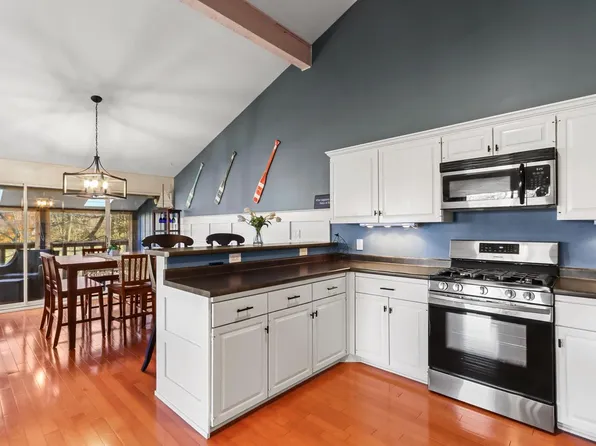 303 Deerpath E #B, Fontana, WI 53125