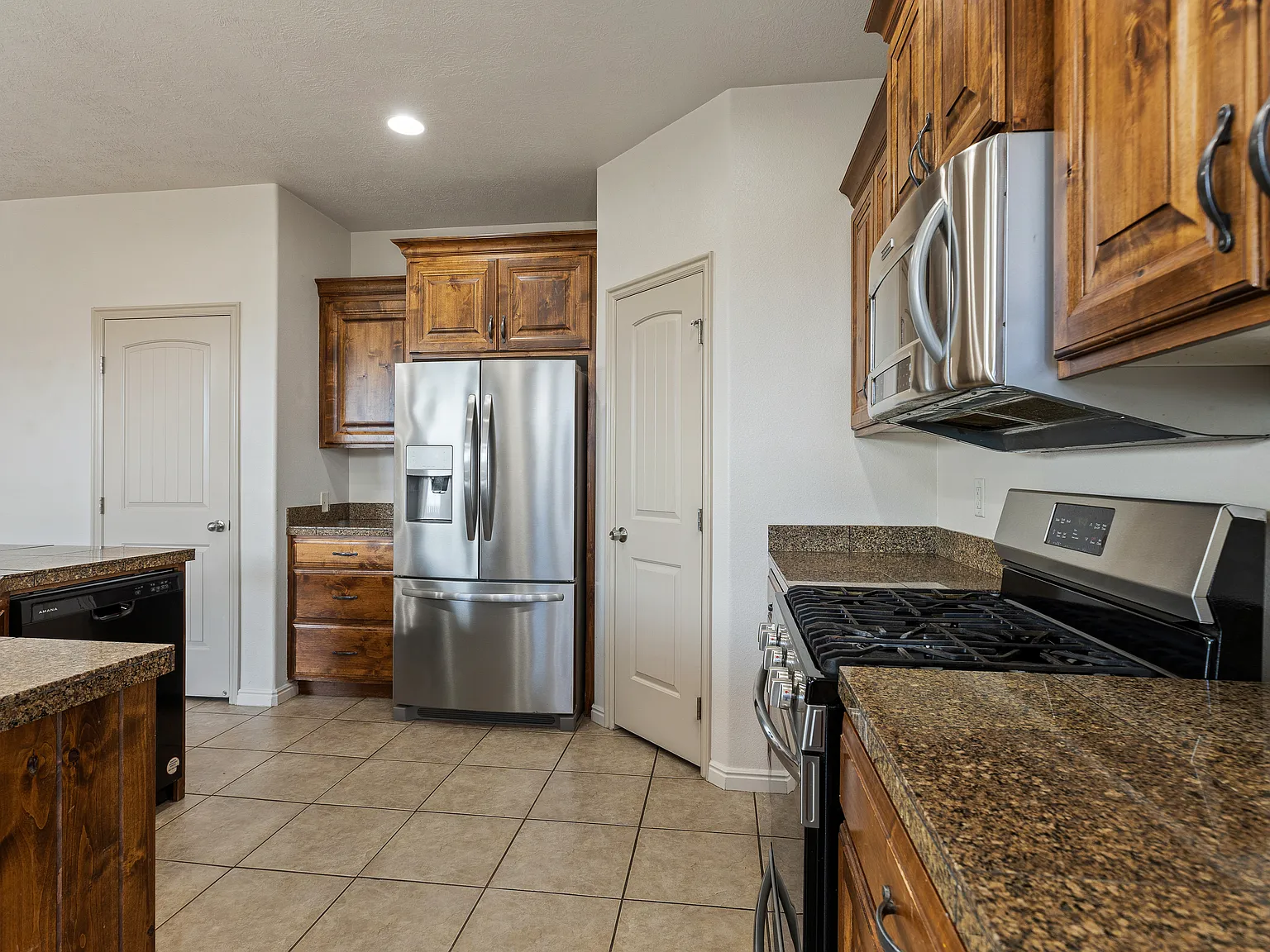 3 bed, 1396 sqft, $2,100 — Photo 4