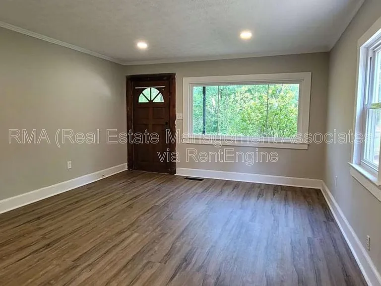 363 N 16th St — Photo 5