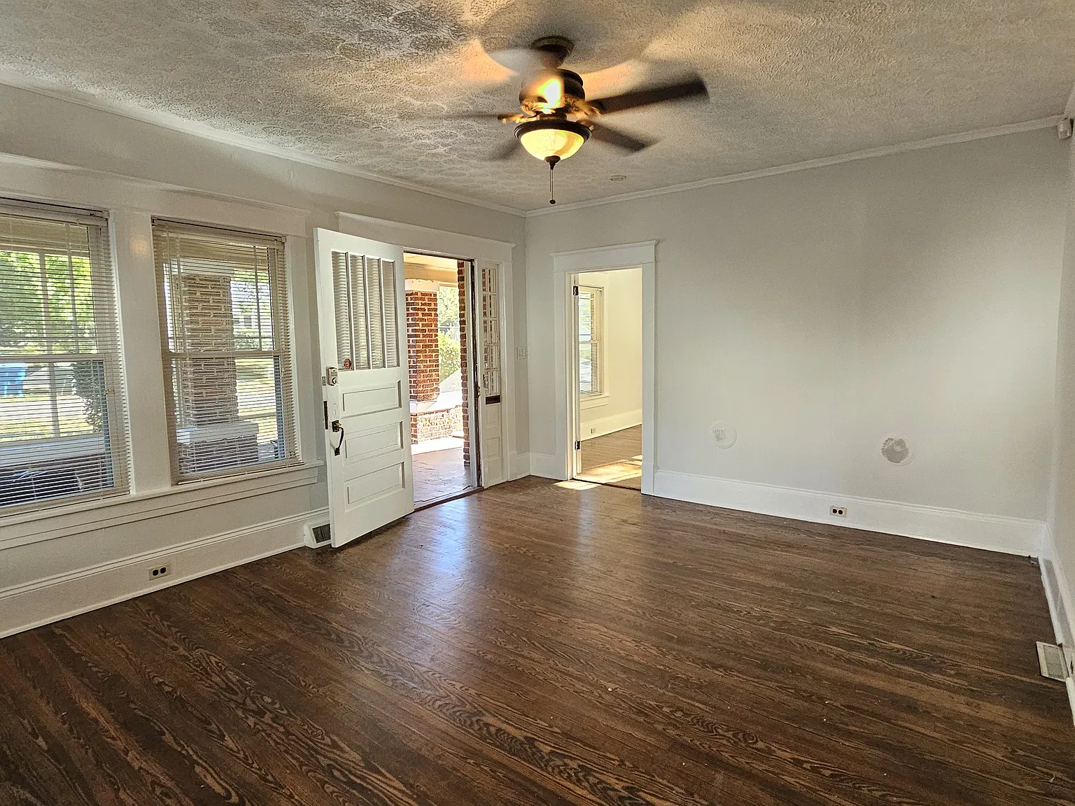 5 bed, 2200 sqft, $1,999 — Photo 4