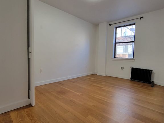 3rd image of 125 Montrose Ave #4