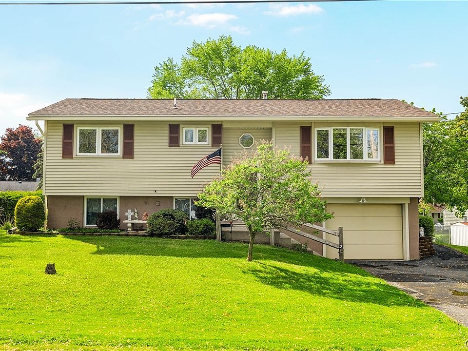 1st image of 11 Marilyn Dr