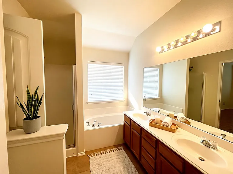 7513 Red Feather Trl — Photo 8