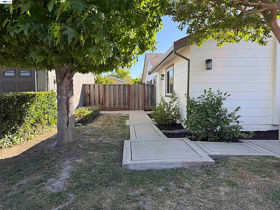 4th image of 4162 Polonius Cir