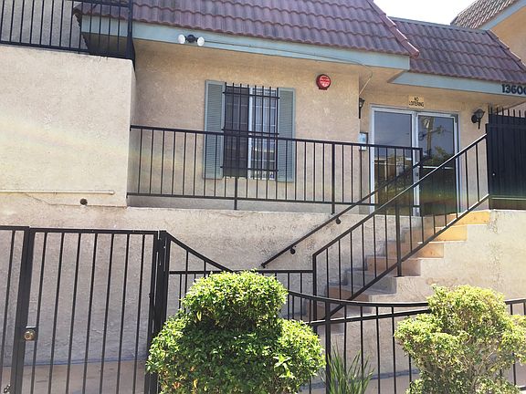 4th image of 13600 Doty Ave