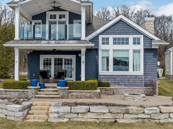 10667 Castlewood Dr, White Lake, MI 48386