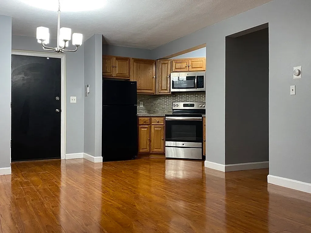1 bed, 610 sqft, $2,400 — Photo 3