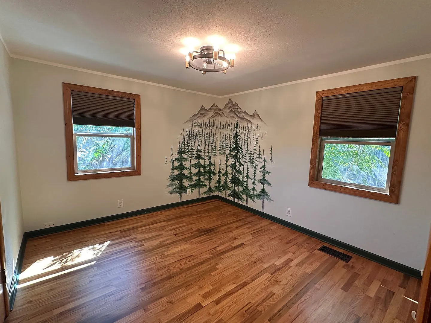 Beautiful 4 bedroom home with views of town — Photo 3