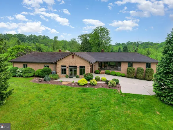 825 Compton Dr, Harrisburg, PA 17112