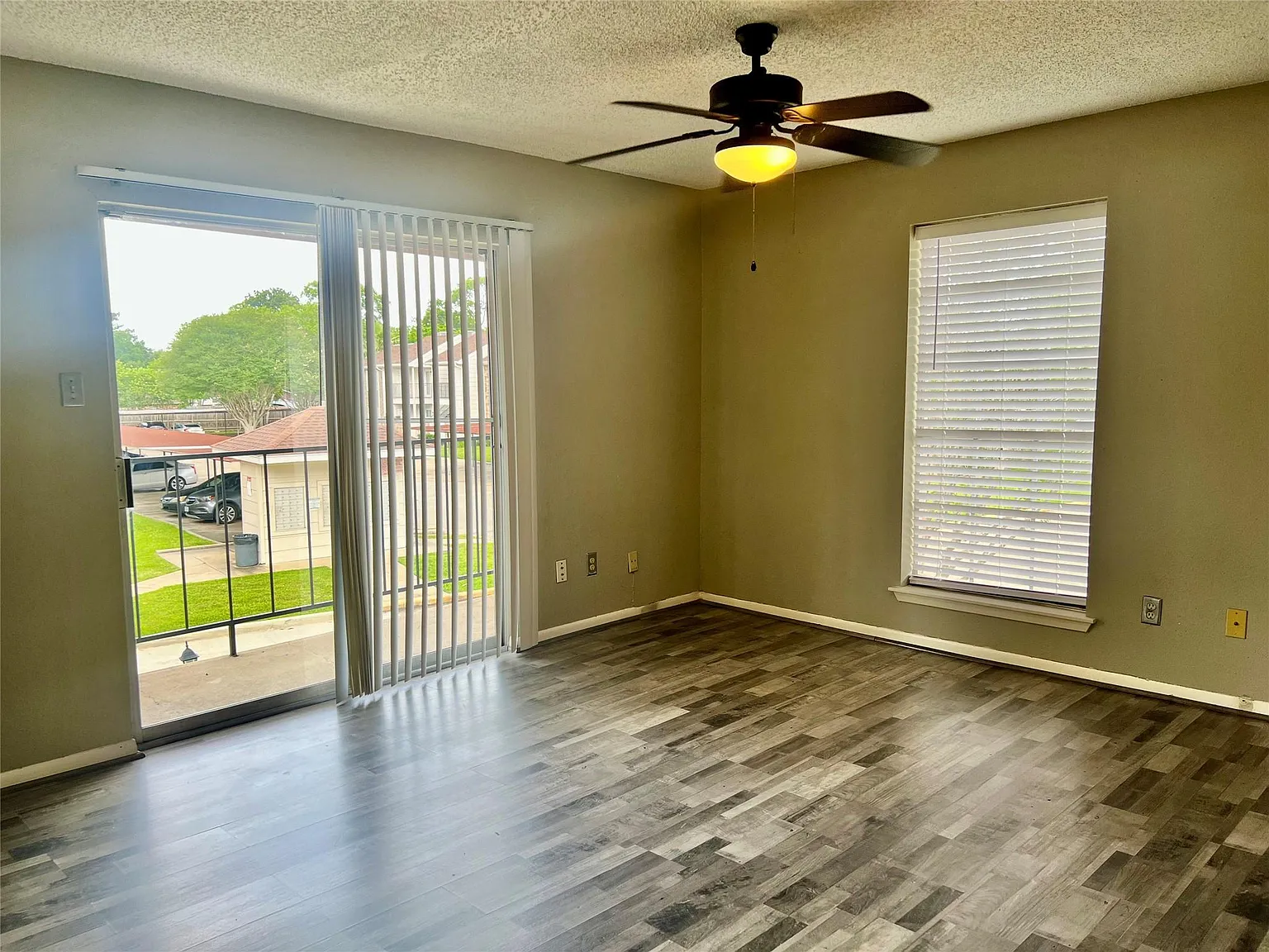 2 bed, 1.0 bath, 923 sqft, $950 — Photo 1