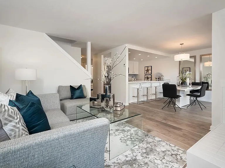 Open dinning and kitchen (furniture not included)