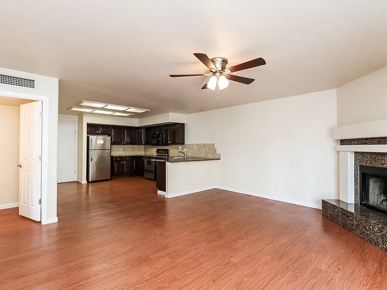 3422 E Woodland Dr — Photo 6