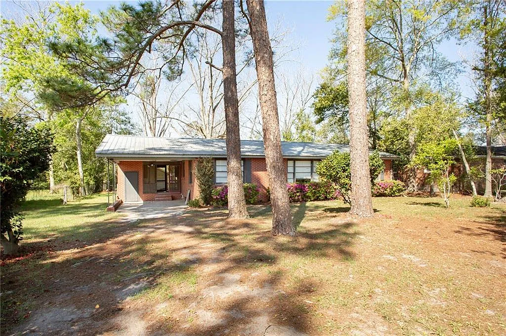 3 bed, 1.0 bath, 1350 sqft, $1,300 — Photo 3