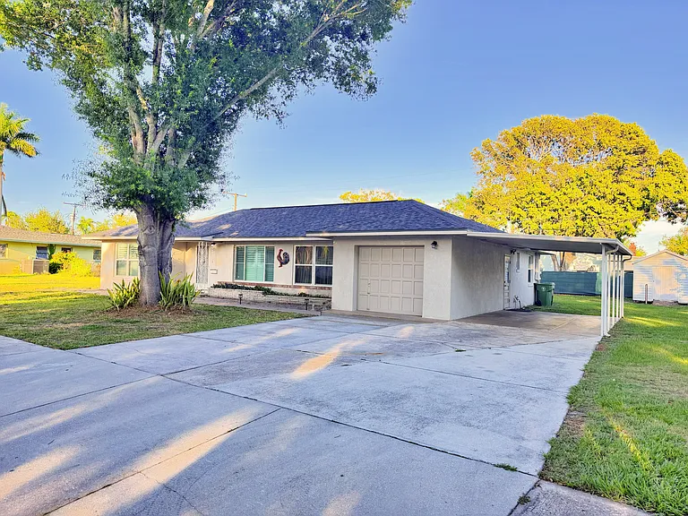 219 Crescent Ct E — Photo 1