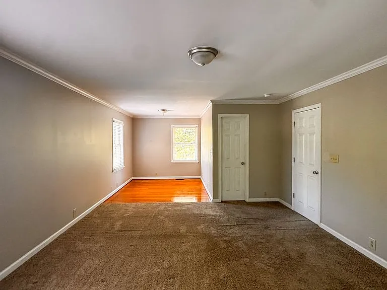 2305 Mirror Lake Dr — Photo 15