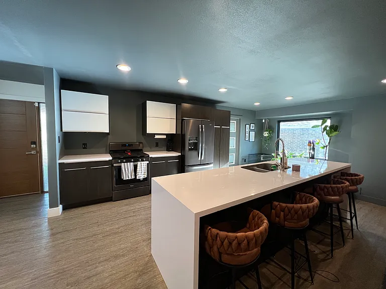 2863 E Linwood St — Photo 2