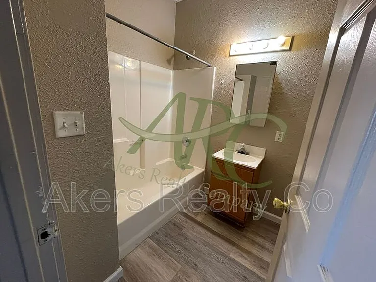 511 W 12th St #D — Photo 9
