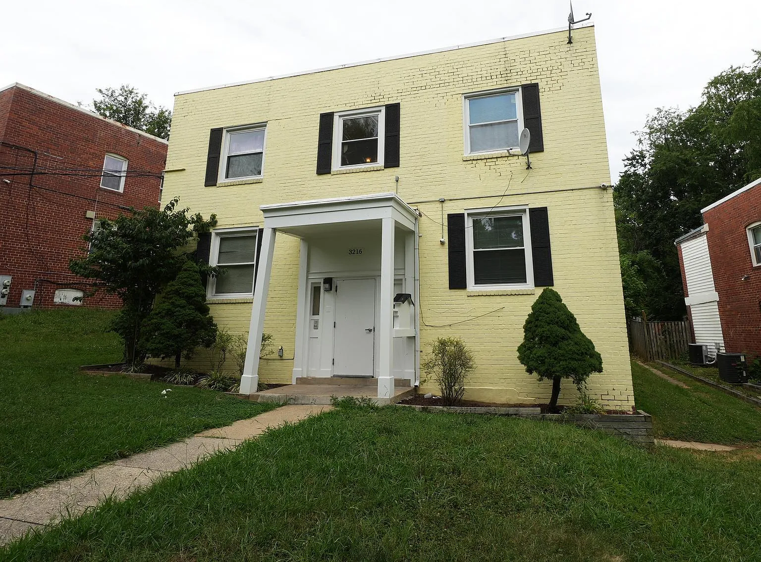 3 bed, 1.0 bath, 600 sqft, $2,204 — Photo 1