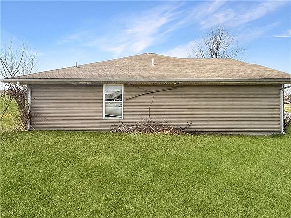 5th image of 441 SW Laura Ln