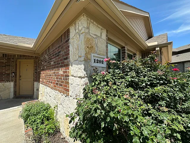 5 bed, 2044 sqft, $2,400 — Photo 2