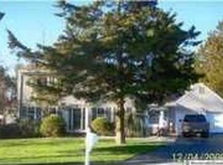 8 Pearl Dr, Toms River, NJ 08753