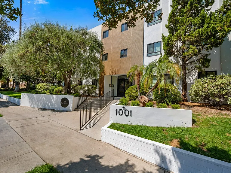 1001 E Villa St — Photo 1