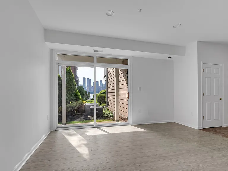451 Albany Ct — Photo 31