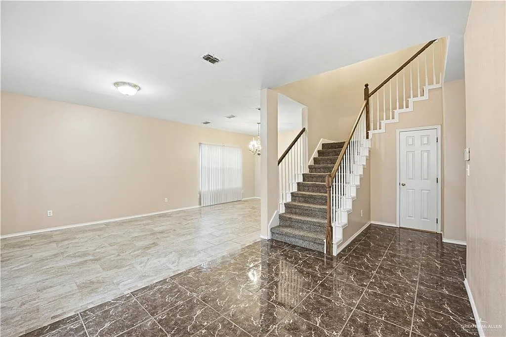3 bed, 2.5 bath, 2629 sqft, $2,100 — Photo 2