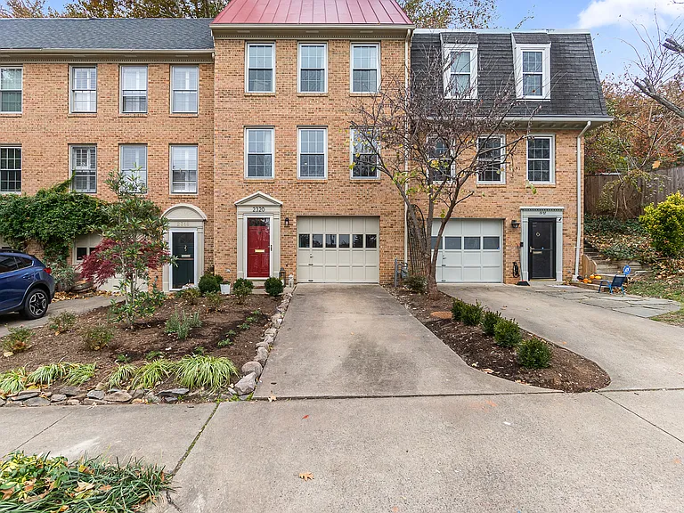 2320 Sanford St — Photo 2