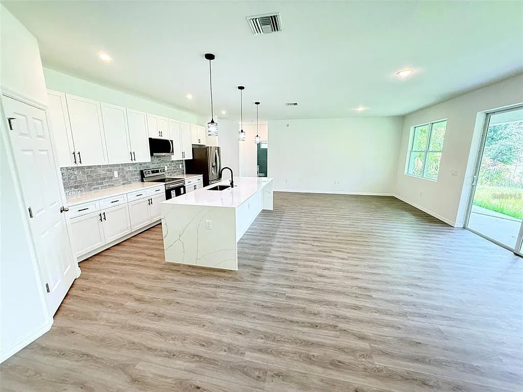 4 bed, 3.0 bath, 2000 sqft, $2,290 — Photo 3