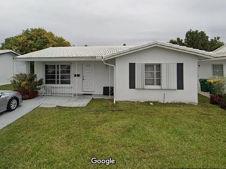 8409 NW 59th Ct — Photo 1