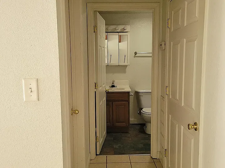 403 W Freeman St #18 — Photo 1
