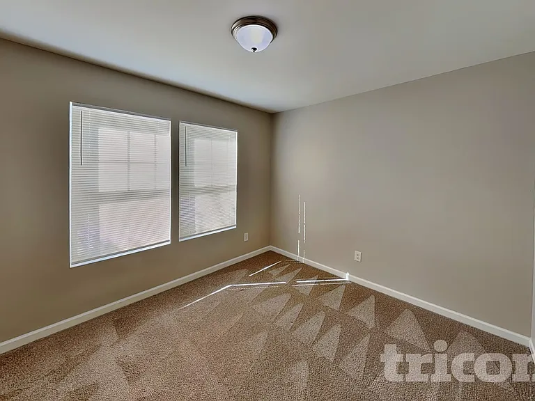 5633 Idlewild Rd N — Photo 12