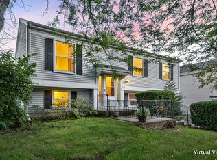 516 Birchwood Dr, North Aurora, IL 60542