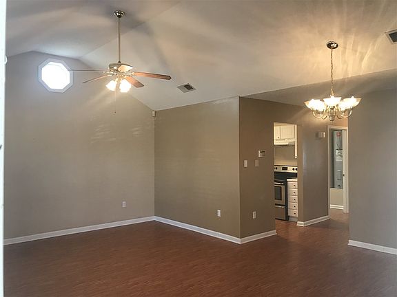 4th image of 111 Mall Cir #B
