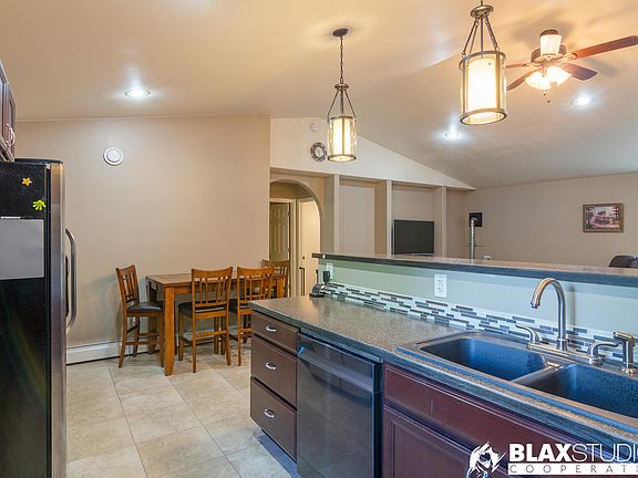 5th image of 1090 Ione St
