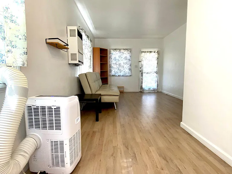 1044 Locust St — Photo 4