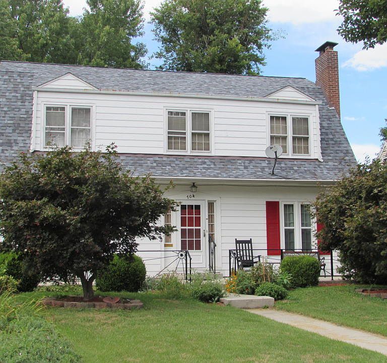 1st image of 704 W Elm St