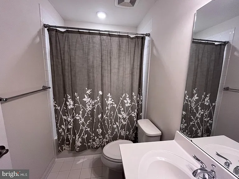 1118 Oakwood St — Photo 18