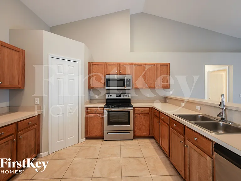 2506 NE 6th Pl — Photo 6