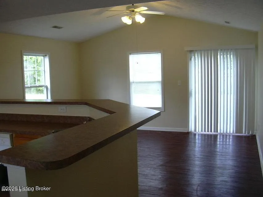 3 bed, 2.0 bath, 1271 sqft, $1,550 — Photo 2
