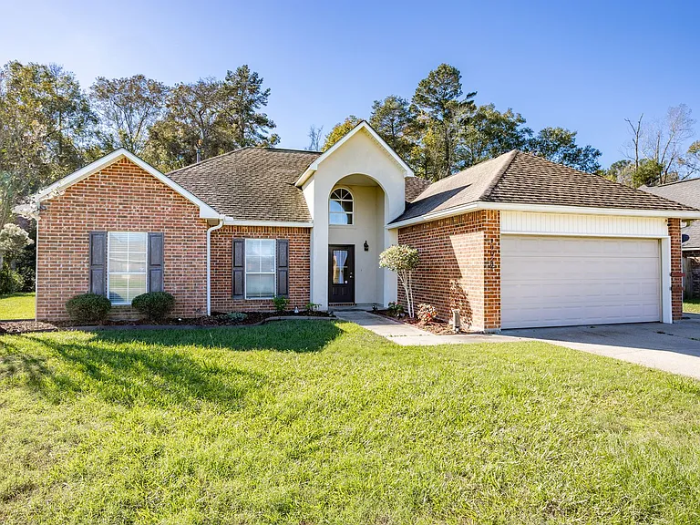 10022 Petersburg Dr — Photo 1