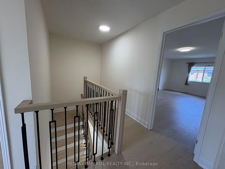 70 Maffey Cres — Photo 12